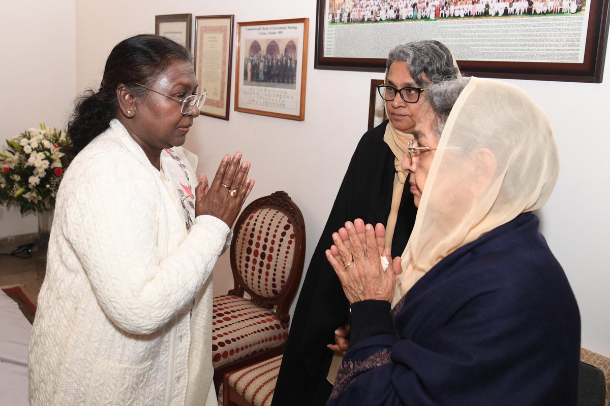 President Droupadi Murmu visited the residence of Dr Manmohan Singh, former Prime Minister of India and paid last respects to him. She also offered her condolences to the family members of Dr Manmohan Singh.