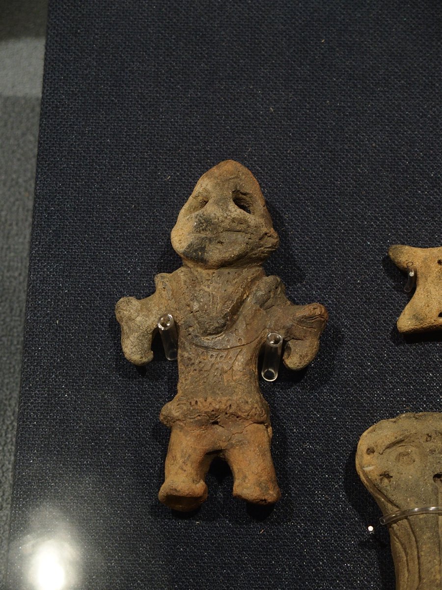 2024年に会った土偶４つ。 
いろいろとあるけど、今年はこれかな。
 ①大井川の遮光器土偶
 ②北海道の下半身のみのデカい土偶
 ③上越のアメフトみたいな肩の土偶
 ④山梨県立考古博物館で見た千葉の遮光器土偶