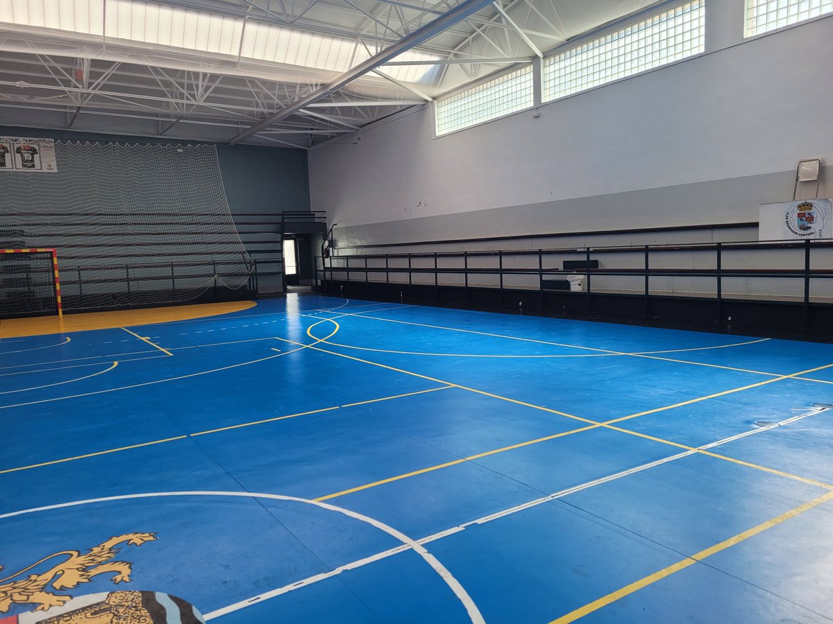 Ayto. Santoña nos adjudica la reinstalación de una pista de #competición de balonmano. Se retirar la pista, airea solera, instala lámina antihumedad y pega la pista sobre la lámina. También soldar para evitar solape y movimiento, como sucede actualmente. 

#gerflor #pvc #taraflex