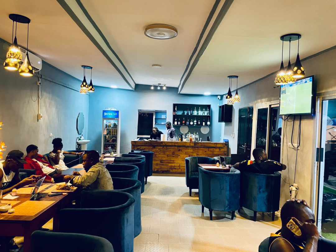 Princeantoin237's tweet photo. Qu’avez-vous de prévu pour ce 28 décembre?😀
le restaurant #LECONTINENT situé à Makepe Rhône Poulenc, derrière Afriland First Bank vous accueillera avec ses portes grandes ouvertes à l’occasion de son anniversaire🎂🎊. N’hésitez pas à y faire un tour et vous ne serez pas déçus 🥂 https://t.co/ftozfUrFvS