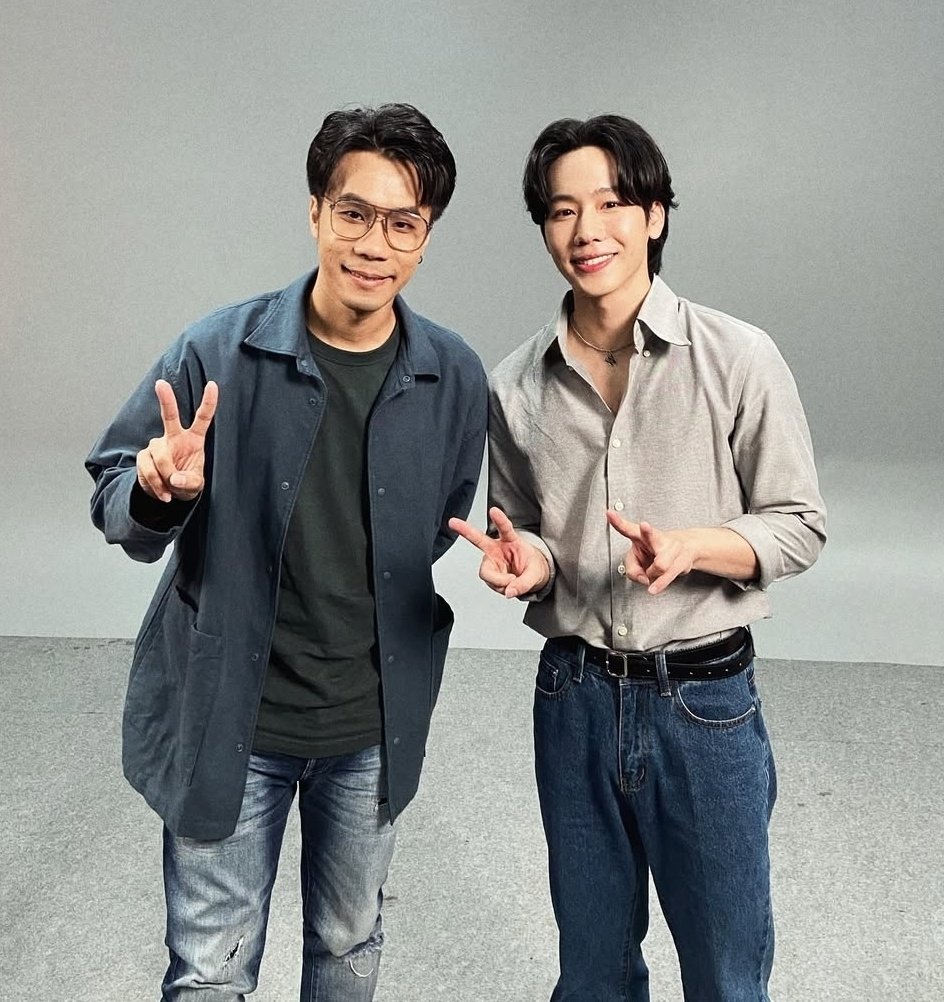 FallingforWAR's tweet image. ขอบคุณพี่โจที่เชิญวอร์ไปร่วมพูดคุยแลกเปลี่ยนความคิดและทัศนคติกันนะคะ เป็นรายการที่ดีมากๆ เราได้มุมมองชีวิตกลับมาเยอะเลย หวังว่าในอนาคตพี่โจจะมีโอกาสได้คุยกับวอร์อีก ไม่ว่าที่สตู ทุ่งนา หรือที่ไหนก็ตามนะคะ 😊🙏❤️

#ChairstoShare #TheStandardPOP
#ParanTalk
#warwanarat @warwanarat