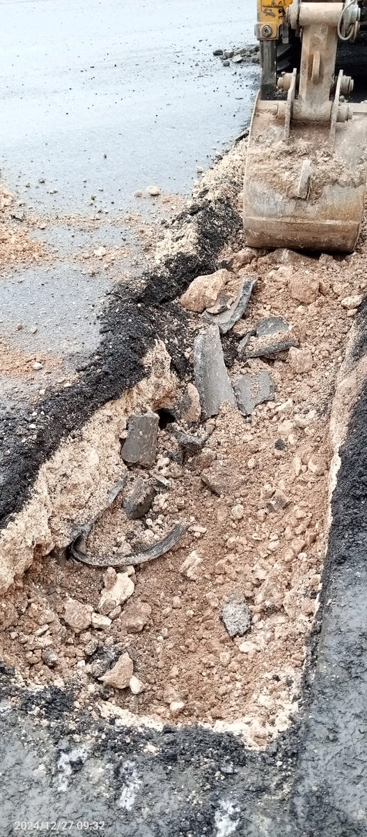 Evren  San.Sitmzde yağmur suyundan olumsuz etkilenen noktalarda drenaj çalışmaları devam etmektedir.Talebimize hızlı bir şekilde cevap vererek sanayi sitemizin eksikliklerinin giderilmesi noktasında bizlere destek olan <a href="/suskigm/">ŞUSKİ GM 🇹🇷</a> Sn.<a href="/IzolEmin/">Emin İzol</a> ve emeği geçen herkese teşekkür ederim.