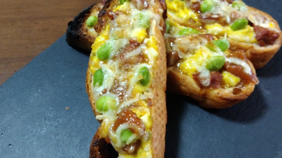 dadan0307's tweet photo. 2024-12-27
今日のまったりランチは『炭火焼チキン＆玉子の和風CheeseBucket』を作りました～!(^^)!
#おうちごはん
#自炊
#料理好きな人と繋がりたい
#フランスパン
#フランスパンアレンジ
#フランスパントースト
#焼き鳥トースト
#玉子トースト
#チーズトースト https://t.co/MhW5jX0PvL