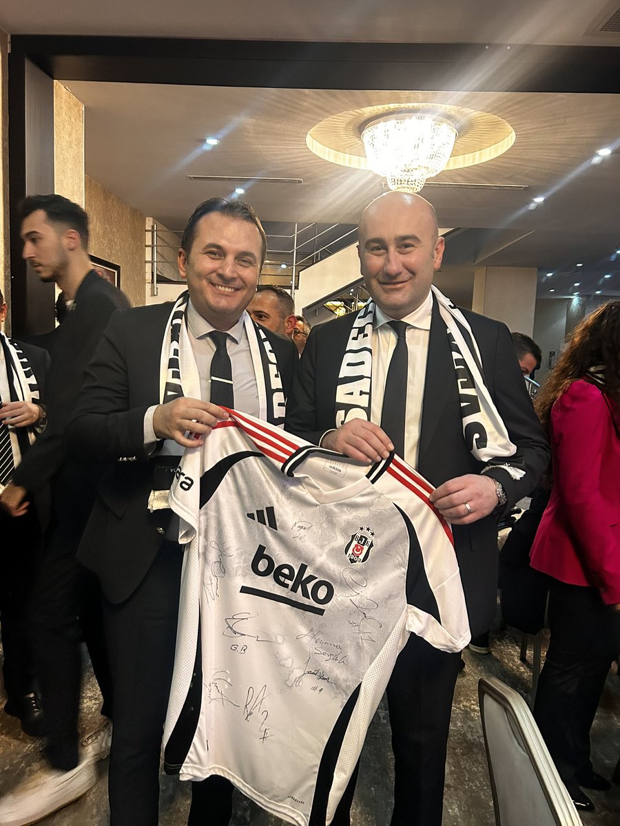 Muzaffer Kaan Sezgin (@kaansezgin) on Twitter photo Dünya değişti,Futbol değişti,
kurumsal yönetim süreçleri tamamen değişti... Fakat hala eskiye özlem…
Biz Beşiktaşız, bunları da aşarız.
Pazar günü kalbinde Kara Kartal sevgisi olan bütün üyeleri sandığa <a href="/HuseyinYucell/">Hüseyin Yücel</a> başkanımıza desteğe,oy vermeye çağırıyoruz.🦅
#Besiktas #bjk Dünya değişti,Futbol değişti,
kurumsal yönetim süreçleri tamamen değişti... Fakat hala eskiye özlem…
Biz Beşiktaşız, bunları da aşarız.
Pazar günü kalbinde Kara Kartal sevgisi olan bütün üyeleri sandığa <a href="/HuseyinYucell/">Hüseyin Yücel</a> başkanımıza desteğe,oy vermeye çağırıyoruz.🦅
#Besiktas #bjk