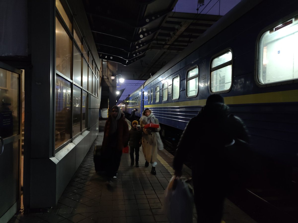 Sé que me repito mucho, pero cada vez que cojo un tren en Ucrania o Polonia me pregunto cómo puede haber degenerado tanto el servicio de @renfe. Incluso en medio de la invasión, los trenes van con puntualidad británica, y se mantienen multitud de conexiones nocturnas que