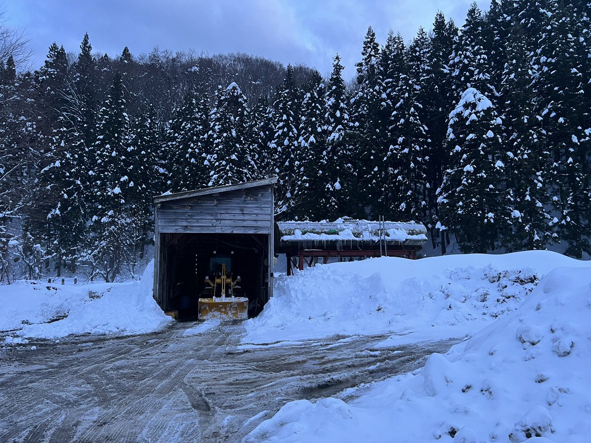 bisuikan's tweet photo. 今年も白神山地の水をご愛顧いただき、誠にありがとうございます。白神山美水館は明日12月28日から、1月5日までお休みです。画像は、昨日の採水地小屋と湧水が入るタンクの雪おろし直後の画像。今冬は雪が多く、津軽らしい景色。皆様も事故などに気をつけて、良いお年をお迎えください。 https://t.co/o7bXfokaeS