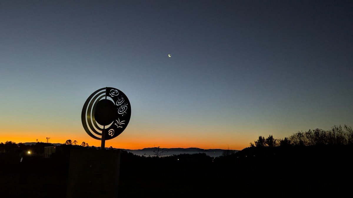 ediazcomellas's tweet photo. Otro amanecer en el #CUVI @uvigo, casi despidiendo el ciclo lunar y el año. https://t.co/EHMhTGsAff