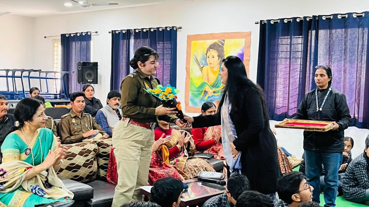 HazelmoonSchool's tweet image. Today, the Inner Wheel Club, in collaboration with the Cyber Security Cell Bijnor organized a highly informative session on cybersecurity  at The Hazelmoon School, Chandpur. We were honored to have CO , Ms. Ritika Singh, to preside over the event as our special guest.

#thms