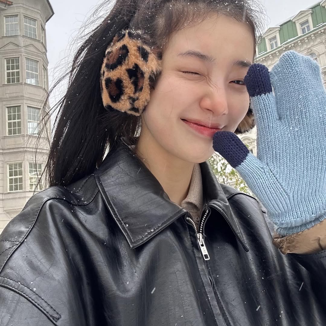 temptationsuz's tweet photo. is she having a runny nose here??? what confidence- this is why I can't take her seriously 😭😭 https://t.co/ymO6Z3xo1A
