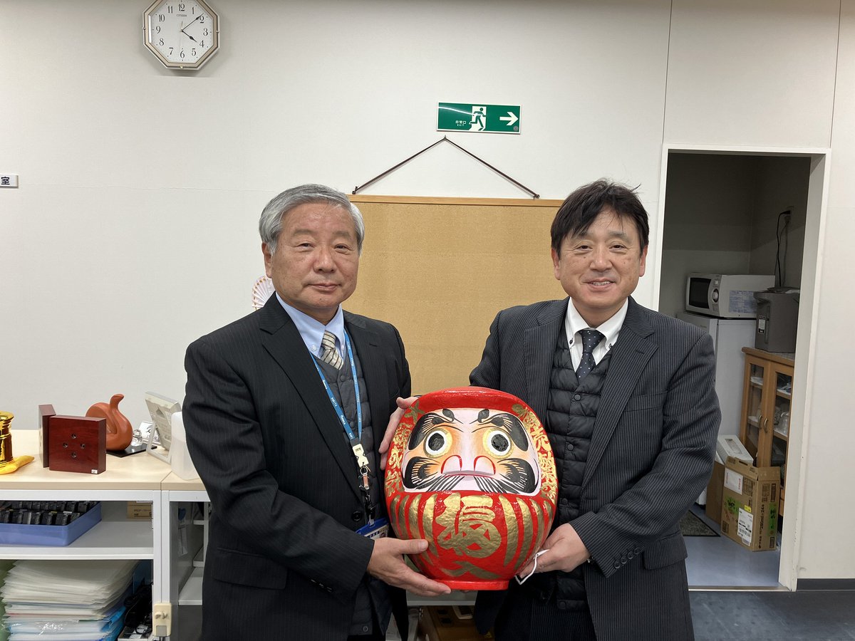 本日は仕事納め、大掃除を実施しました。
プロによる実地研修ができるのも、当社の強みかなと思います。
また年間MVPを受賞した社員による、達磨の目入れで今年を締めくくりました。
皆さま、本年も大変お世話になりました。また来年もよろしくお願いいたします。
良いお年をお迎えください。