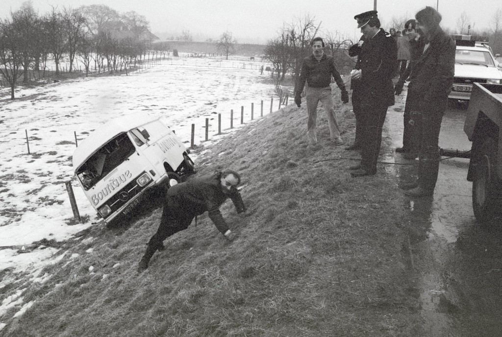 In de winter van 1979 zorgde de sneeuw en gladheid voor veel ongemak op de weg. Op de foto zien we een busje die in Arnhem van de dijk afgegleden was. De bestuurder probeert de dijk weer op te klimmen. 
⁠
(1544-4882-0007, Gerth van Roden Fotografie, CC-BY-NC-ND-4.0 licentie)