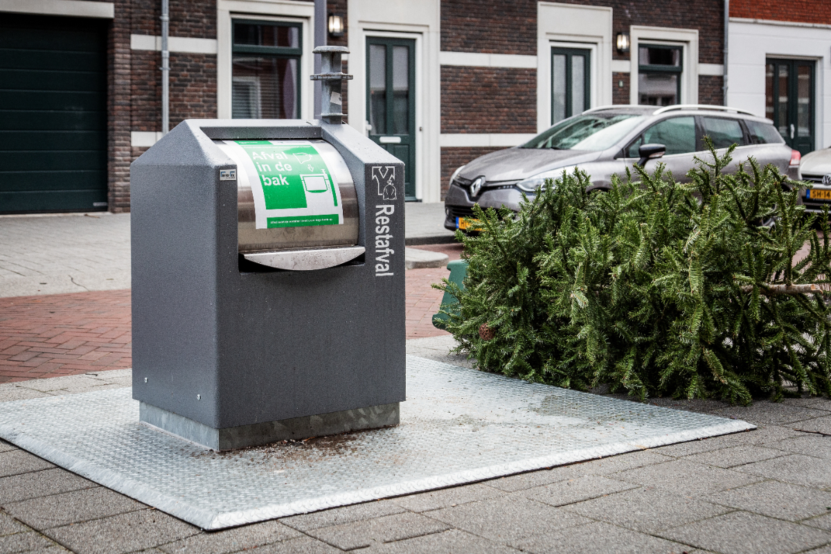 Klaar met je kerstboom? 🎄Je kunt deze tussen 28 december en 11 januari inleveren bij een inzamelpunt. Je krijgt €0,50 per boom. Tussen 27 december en 31 januari kun je de boom naast de container leggen of op de plek waar je de huiscontainer zet: rotterdam.nl/kerstboom-inle…