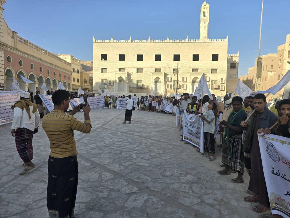 مؤتمر حضرموت الجامع يقود وقفة احتجاجية للمطالبة بالحكم الذاتي
اقرأ المزيد من وكالة أنباء حضرموت :
wah.news/posts/85045

تابعونا عبر قناتنا بالتليجرام
t.me/wahnewsagency

صفحتنا على الفيس بوك
facebook.com/wahnewsagency

صفحتنا على تويتر
x.com/wahnewsagency