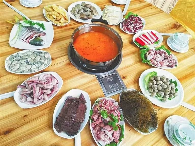 HainanToday's tweet image. When it’s cold out, savoring a steamy, special #hot #pot meal can make you feel warm and happy! The sharp #vinegar flavors of #Zaopocu Hot Pot bring out the freshness of locally caught #seafood. 😋
#Hainan #food #foodie #travel