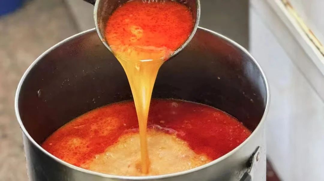 HainanToday's tweet image. When it’s cold out, savoring a steamy, special #hot #pot meal can make you feel warm and happy! The sharp #vinegar flavors of #Zaopocu Hot Pot bring out the freshness of locally caught #seafood. 😋
#Hainan #food #foodie #travel