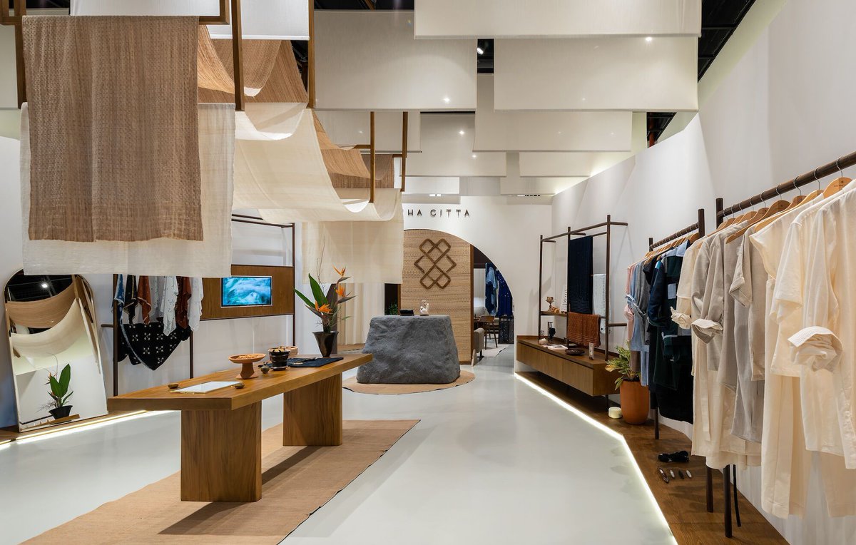 Archello's tweet photo. Sukkha Citta Ashta by AGo Architects embodies warmth and authenticity, showcasing #MadeRight fabrics crafted by village artisans.
https://t.co/hbMjZhTzA5
#SustainableDesign #EthicalCraftsmanship https://t.co/MFqRXLikfF