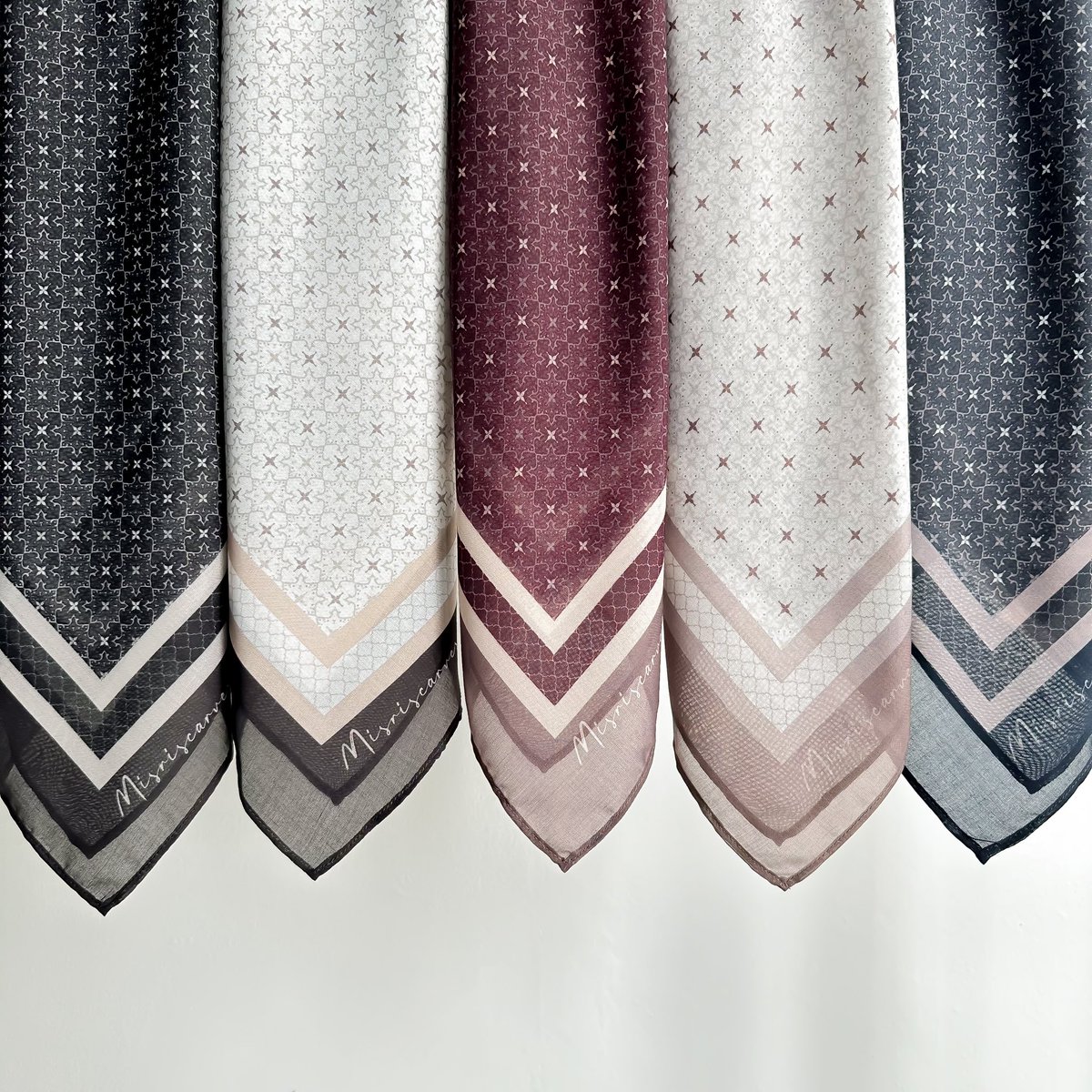syzleenanisa's tweet photo. I nak belanja 1 SET tudung cantik for FREE and rm100 cash 🕊️🤍

Dari kiri 1,2,3,4,5 mana satu pilihan hati? 

RT, like and quote this tweet. In 72 hours i pilih. Goodluck!✨ https://t.co/iZJglCo5Od