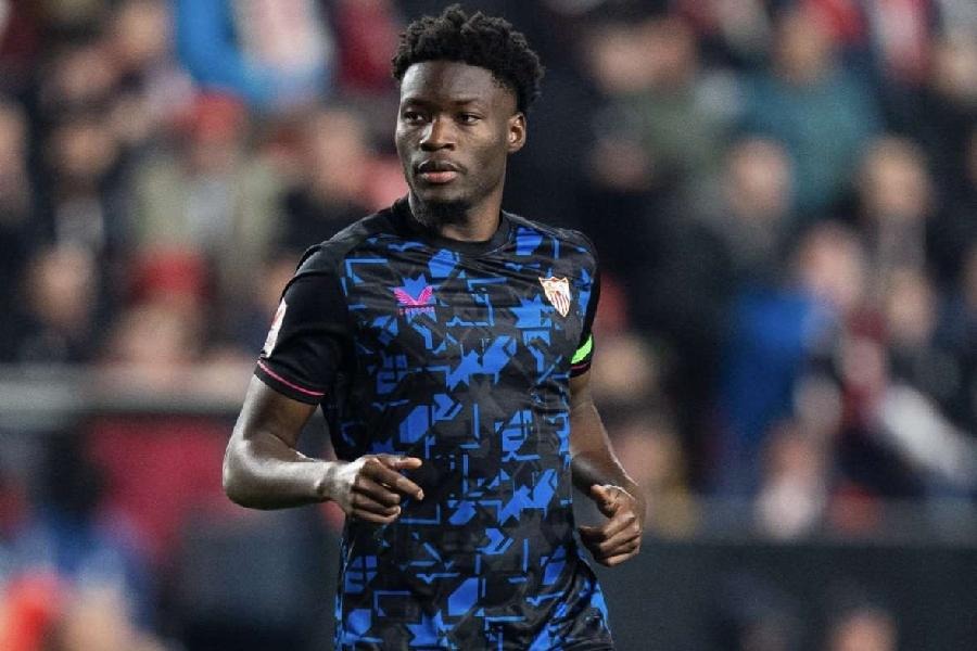 🚨🆕 #Exclusive 🔁 #SevillaFC 🇫🇷 
Barcelona, Atletico Madrid and Arsenal are monitoring the situation of Sevilla midfielder Lucien Agoume. 

💰 Sevilla have set a price tag of around 20 million euros for the 22-year-old French player.