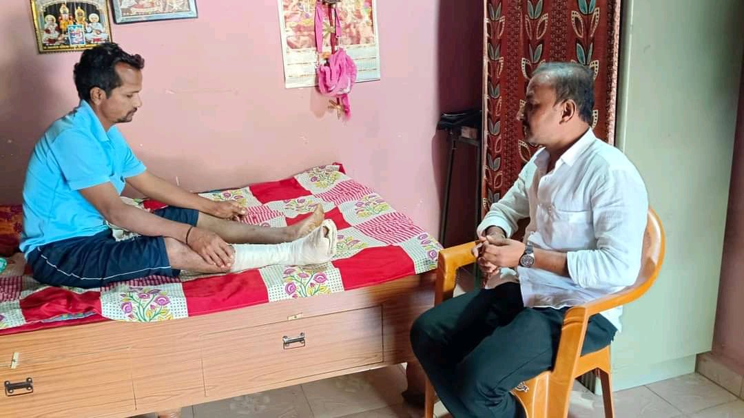 PtrkarAmol's tweet photo. #डोंगरकिन्ही येथील ऊसतोड कामगार ज्योतिबा पाटोळे हे ऊस तोडणी गेले होते,काही दिवसापूर्वी कारखाना परिसरामध्ये त्यांचा अपघात झाला, त्यांच्या पायाला जबर मार लागून फॅक्चर झाला, संभाजीनगर येथे दाखल करण्यात आले. आज त्यांच्या घरी त्यांची भेट घेऊन तब्येतीची विचारपूस केली.@SureshDhasBJP https://t.co/mDbQ7sFLUf