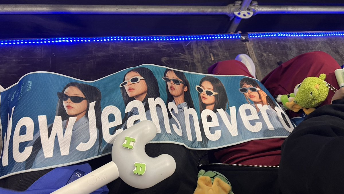 Lotusrobust1's tweet image. ดานิ ฮันนิเห็นผ้าเชียร์ของฉันแล้วหัวเราะ 🥹 “NewJeans Never Die” ฮื่ออออ!!! ใจฉัน