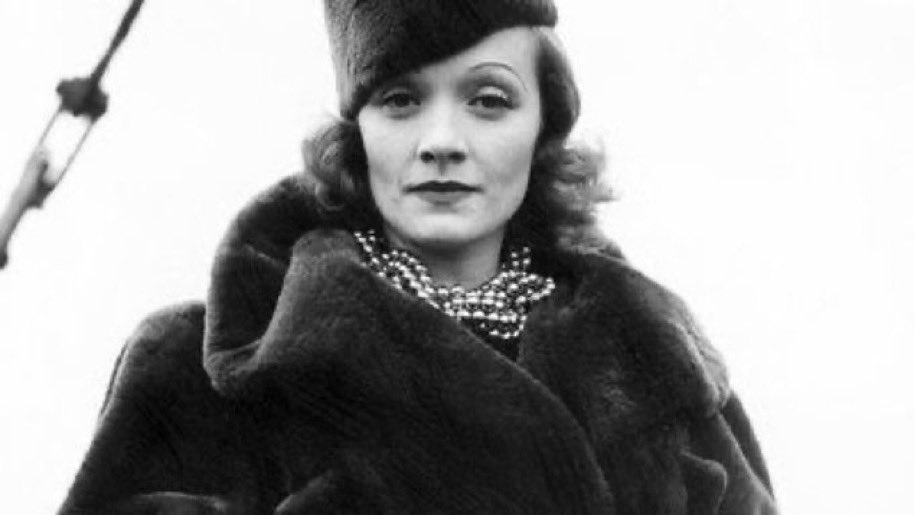 felix_bohr's tweet image. Als strahlender Star Hollywoods sang sie an den Fronten des Zweiten Weltkriegs für die alliierten Truppen. Als sie mal gefragt wurde, warum sie diese Gefahr auf sich nehme, antwortete sie: „Aus Anstand.” -

Marlene Dietrich,
geboren am 27. Dezember 1901 in Schöneberg.