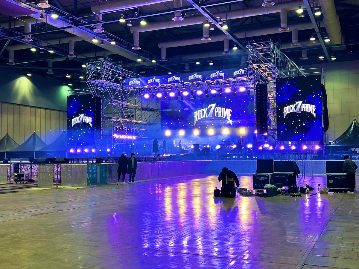 WIP 🤘🎸

The festival is tomorrow, but I’m worried about those planning to camp out overnight just to get in early. 

Already 400 ppl out there 🙈🙈🙈🙈🙈