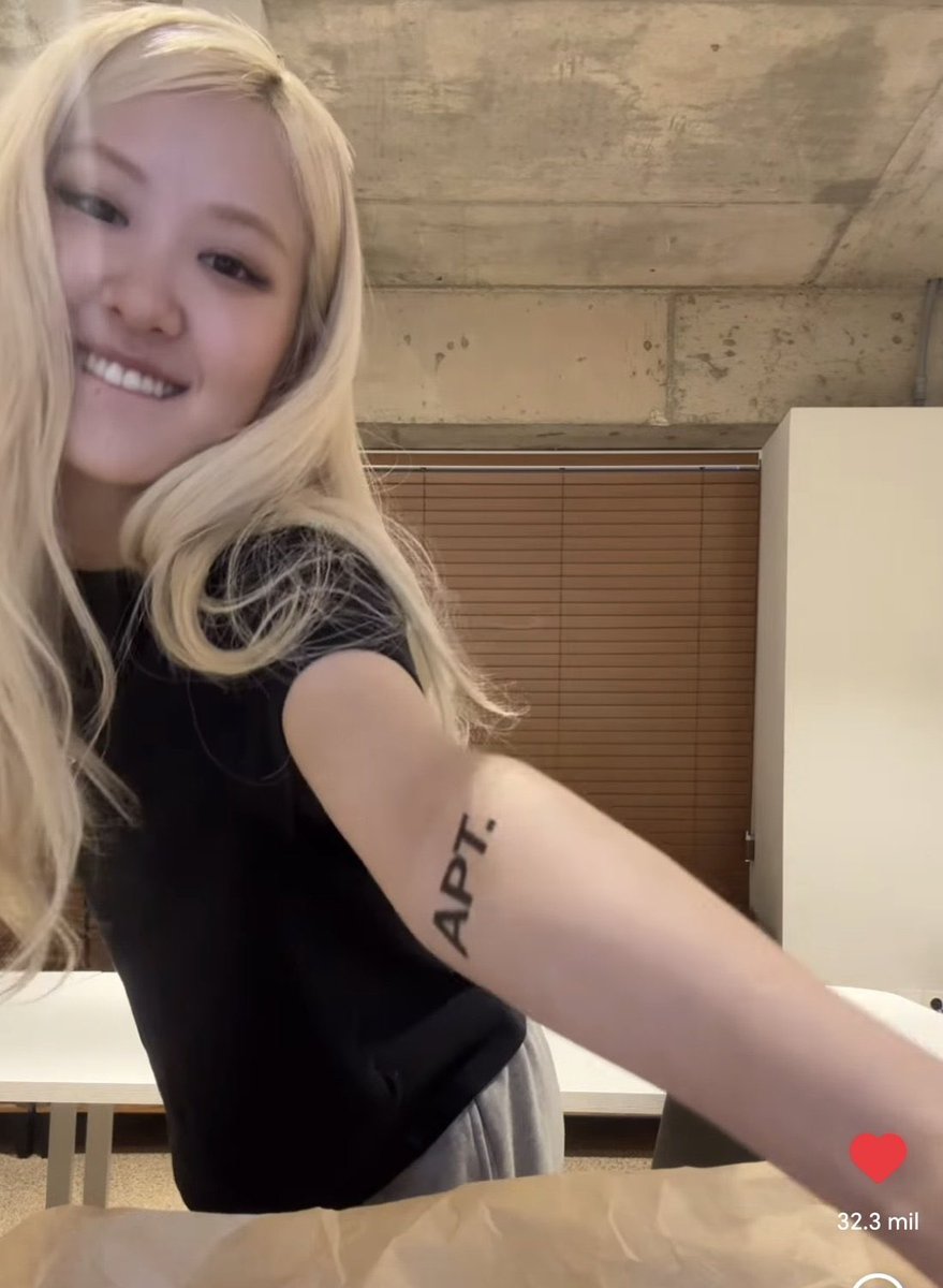 filmrosiee's tweet photo. rosé wants to attract women so bad https://t.co/JWeFEajJs2