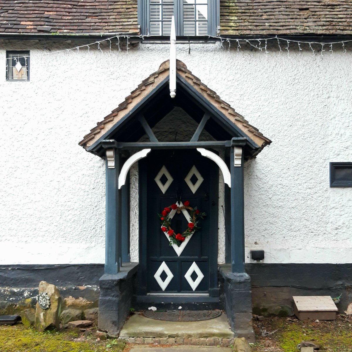 FreyaIngva's tweet photo. #Winter brings a quiet #magic
A #redgreen #wreath on the #door adds #warmth #cheer, symbolising #life & #renewal
#Allesley #WestMidlands #England #doors #ianua #porta #puerta #porte #dore #dør #Tuer #diviner #dowser #tealeafreader #oracle #divining #dowsing #tealeafreading https://t.co/Jxsz76GIn9