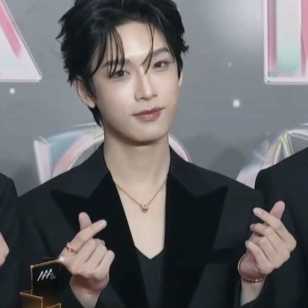 fluffynexx's tweet image. เน็กซ์เก่งมากกกกก บริหารเสน่ห์ตัวเองสุดๆ รู้ว่ามีกล้องจับอยู่ก็หันมามองกล้องจนกล้องซูมเข้าไปสุดก็ยังมอง ฮีเริ่ดเกินอ่ะ เสื้อผ้า หน้า ผม ติ้กถูกหมด 😍

#NEXnattakit
#AAA2024inBKKxBUS