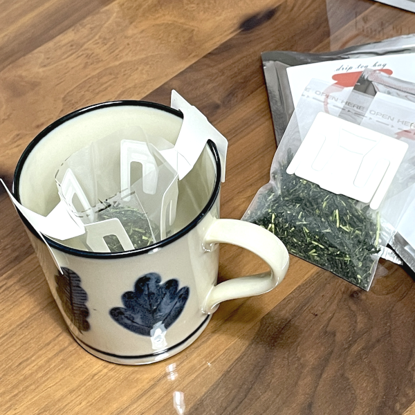 kure_ochaya's tweet photo. 日本茶ドリップティーバッグ新発売!
気軽に本格的な日本茶が楽しめます。
7つ入りのレギュラーサイズ税込1,600円
ひとつずつ小分けになったスモールサイズ税込300円
プレゼントにお土産に自分へのご褒美にいかがですか?
#春華園 #shunkaen #呉 #お茶屋 #ドリップティーバッグ #かぶせ茶 #瑞雲 https://t.co/WRsQjKpA1u