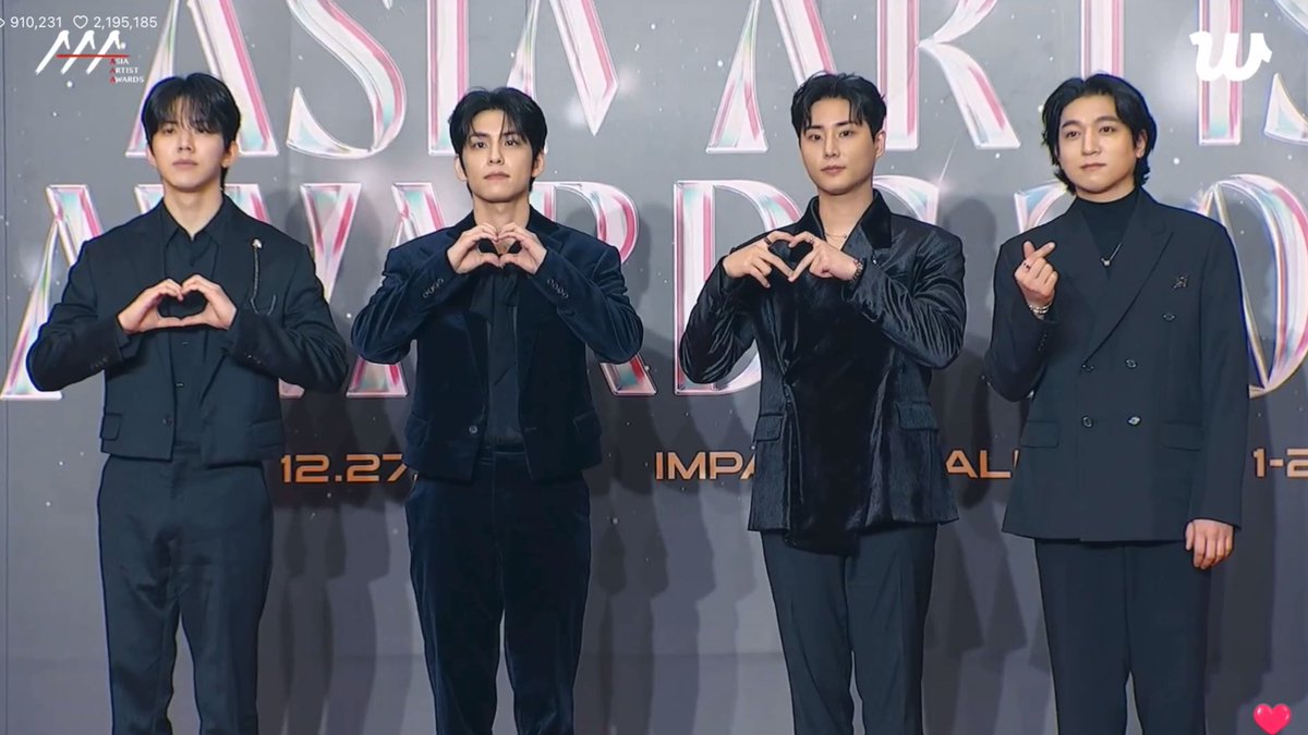 하트 포즈 부탁드릴게요