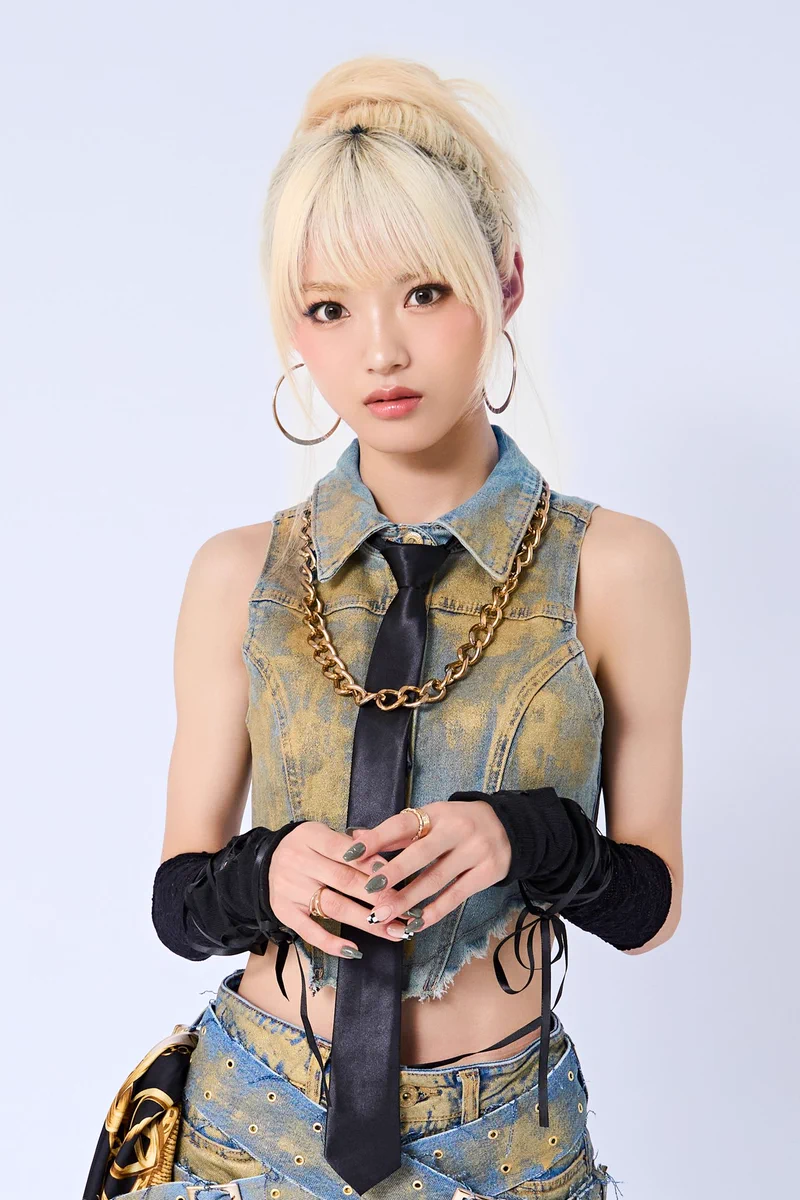 Girls2 鶴屋美咲　ミュージアム入場特典サイン入り　❸ソロ Girls² on X: 