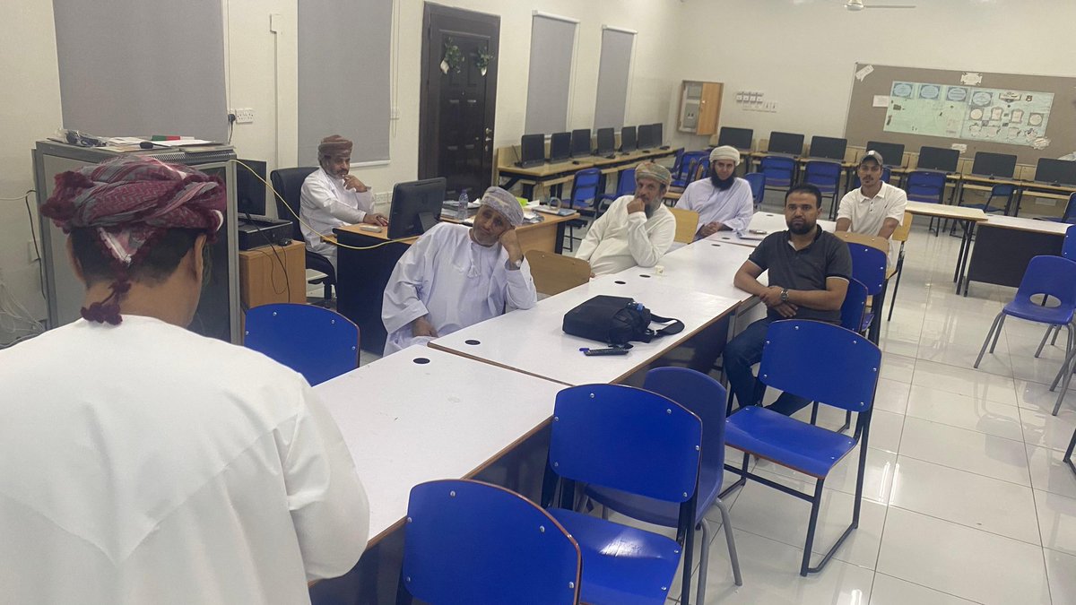 HarithOmair's tweet photo. قدم مساعد المدير الأستاذ/ إدريس الهواسي، ورشة عمل نقاشية لتحليل نتائج الاختبار القصير الثاني لمادة العلوم، وذلك للتعريف بآلية وأهمية التحليل الكمي الوصفي بحضور عدد من معلمي المواد وإدارة المدرسة https://t.co/sgEkUNJtS9