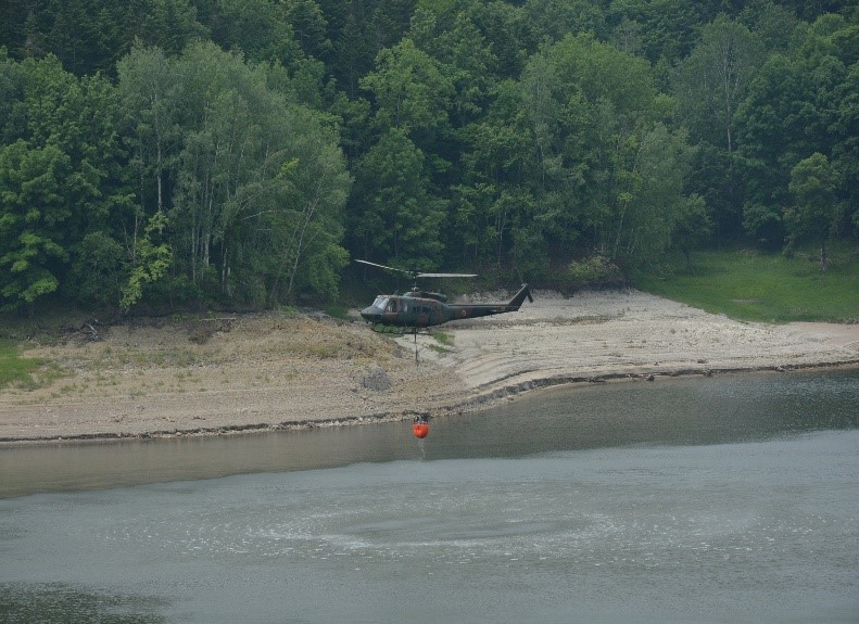 昨日（２６日）#山梨県 上野原市西原地区にて発生した山林火災について、本日（２７日）１３４１に、山梨県知事から東部方面特科連隊長（北富士・山梨県）に対して消火活動に係る #災害派遣 要請があり、#陸上自衛隊第１飛行隊（立川・東京都）が空中消火活動等を開始しました。
画像はイメージです。