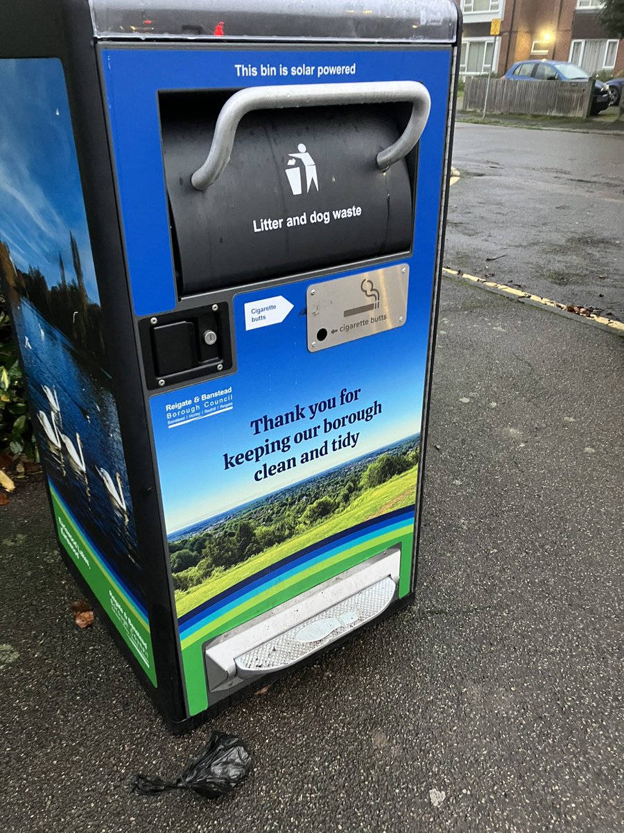 The expensive, complicated bin at the end of South Walk isn’t working and someone has already dumped their dog 💩on the ground next to it. 😡 #Reigate <a href="/reigatebanstead/">Reigate & Banstead Borough Council</a>