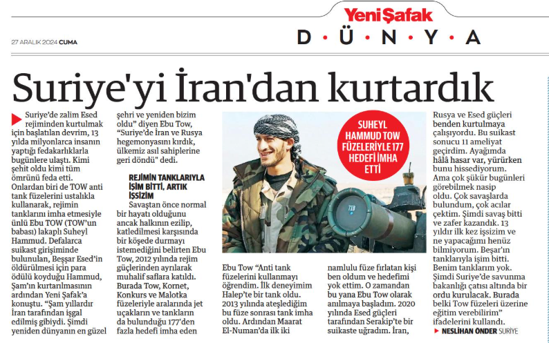 📍İlk fotoğraf 2021, Afrin
📍İkinci fotoğraf 2024, Şam

Suriye’de zalim Esed rejiminden kurtulmak için başlatılan devrim, 13 yılda milyonlarca insanın yaptığı fedakarlıklarla bugünlere ulaştı. Kimi şehit oldu kimi tüm ömrünü feda etti. 

Onlardan biri de TOW anti tank füzelerini