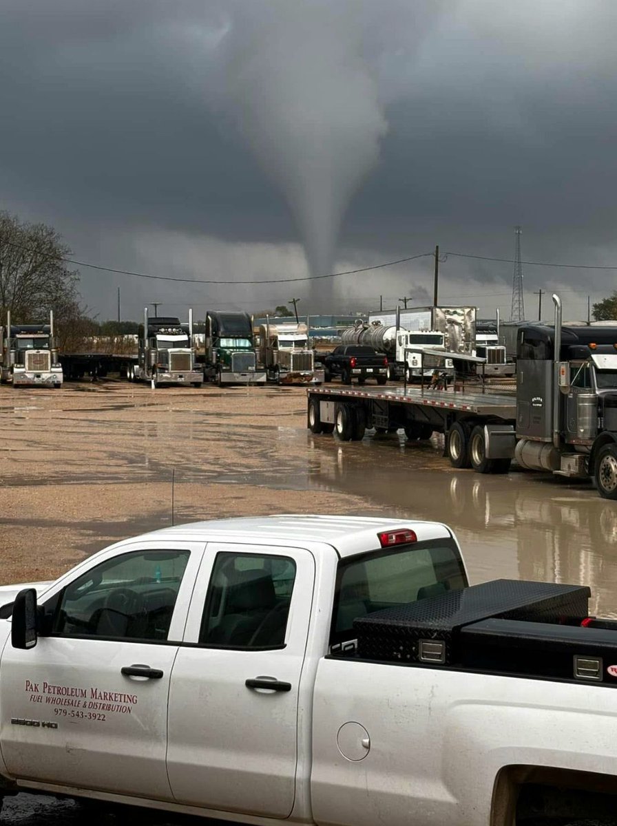 🌪 Zware onweersbuien trokken gisteren over het zuidoosten van Texas heen en over Louisiana. In totaal werden er daar 8 tornado's gemeld o.a. deze nabij El Campo (Texas). Wonder boven wonder trok deze #tornado niet door de stad heen. 

Foto via Meteorologist Eric Graves