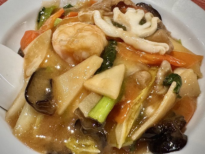 床屋ついでに、座間で評判の中華店、神龍飯店へ行ってみることに
ここ、野菜の炒め具合がすごかったですわ…
こんなふうに炒められるんすね…
餃子は皮から自家製のもっちもち肉餃子
焼き小籠包っぽさあるやつでうまい
コレだけで生きていけるやつ 