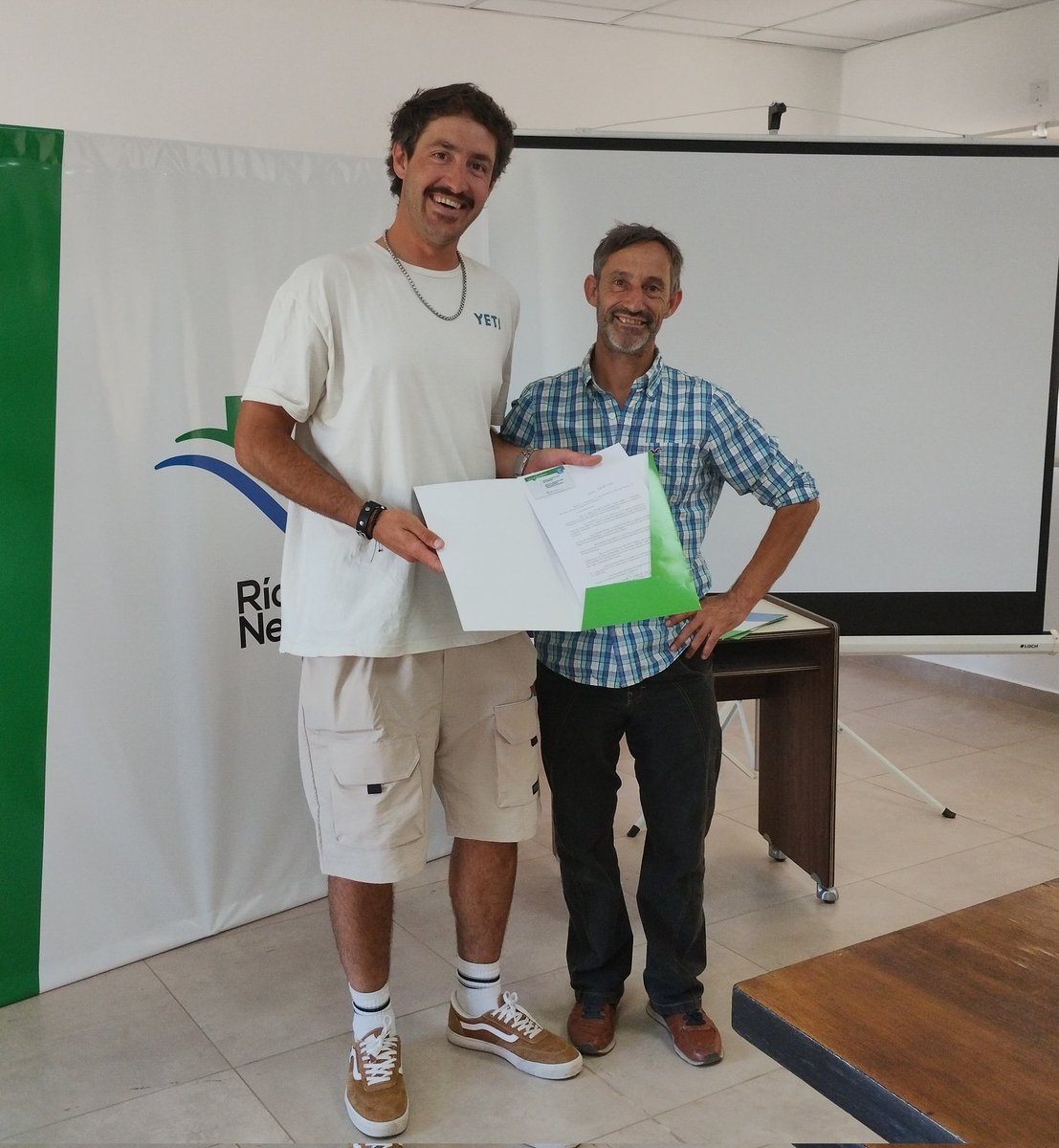 MesaDePesca's tweet photo. 🎣 Esta mañana se entregaron las credenciales a los primeros 5 guías inscriptos en el Registro Provincial de Guías de #PescaDeportiva. 

Participaron el Director de Acuicultura, Juan Martín Llorens, y el Secretario de Fruticultura, Facundo Fernández, junto a la Mesa de Pesca. https://t.co/UEyIXf4Z7d