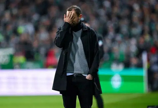 Pas de trêve pour la valse des entraîneurs.
UNION BERLIN se sépare de Bo SVENSSON après 9 matchs de suite sans victoire (8 en Bundesliga + 1 élimination en DFB-Pokal contre Bielefeld)