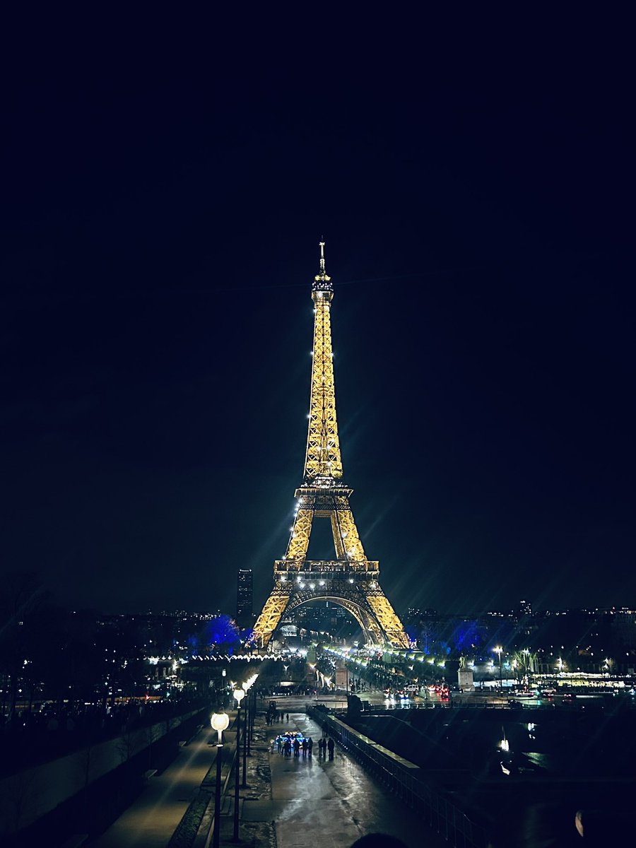 Adan9809's tweet photo. #Paris #eiffeltower #Christmas https://t.co/jMcR1TUqiP