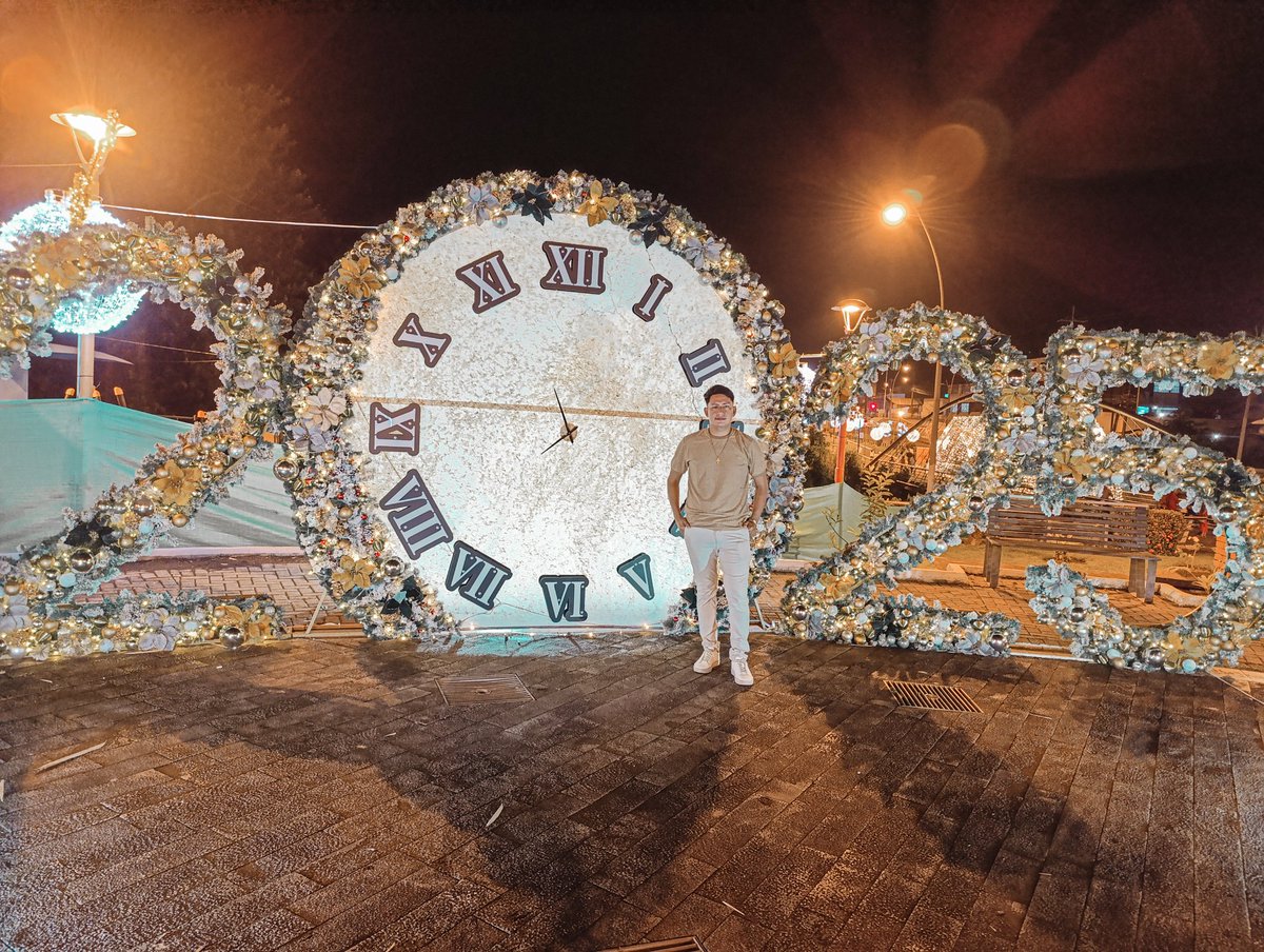 Que esta Navidad tu corazón brille con alegría y que el Año Nuevo nos traiga infinitas razones para sonreír. ¡Felices fiestas y un próspero 2025 lleno de magia y nuevos comienzos! 🎄❤️