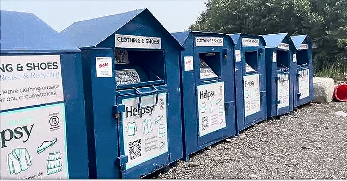 BaltCoDPWT's tweet image. Didn&apos;t win the Ugly Sweater contest?🎽Don’t trash it, recycle it!

Textiles like clothes, blankets, &amp;amp; towels make up nearly 5% of U.S. landfill waste.

Drop off clean, dry, bagged items at any of our 3 drop-off centers. Look for the blue bins!🌍

#RecycleTextiles #WasteReduction