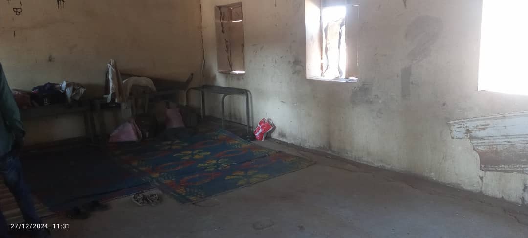 SudaneseYN's tweet photo. هكذا يستعد طلاب وطالبات النيل الأزرق للجلوس للامتحانات بعد وصولهم لحاضرة الولاية الدمازين، هذا هو مقر إقامتهم/ن،
لا كهرباء لا أسرة كافية، لا وجبات.
#خلوهم_يمتحنوا
#LetThemTakeTheirExam
#SafePathForStudents https://t.co/vmw61aB126