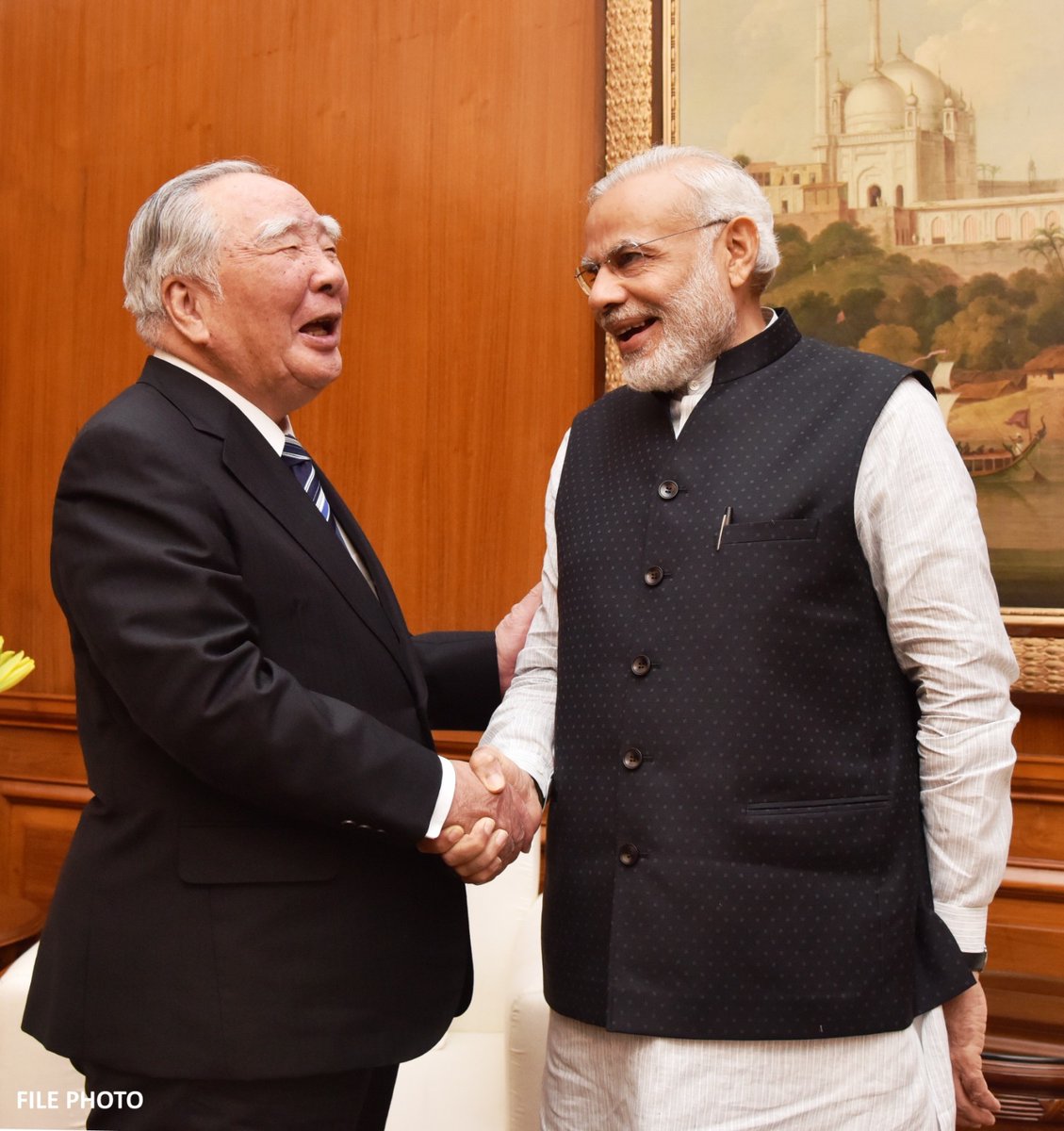 narendramodi's tweet photo. 心から哀悼の意を表します。
鈴木修氏のご逝去に深く悲しんでいます。鈴木氏は世界の自動車業界における重要な存在であり、その卓越したビジョンはモビリティに対する世界の認識を一変させました。鈴木モーター株式会社を率いる中で、鈴木氏は数々の困難を乗り越え、革新と成長を推進し、同社を世界的な企業へと導きました。特にインドへの深い愛情と、マルチ社との協力は、インドの自動車市場に革命をもたらしました。
