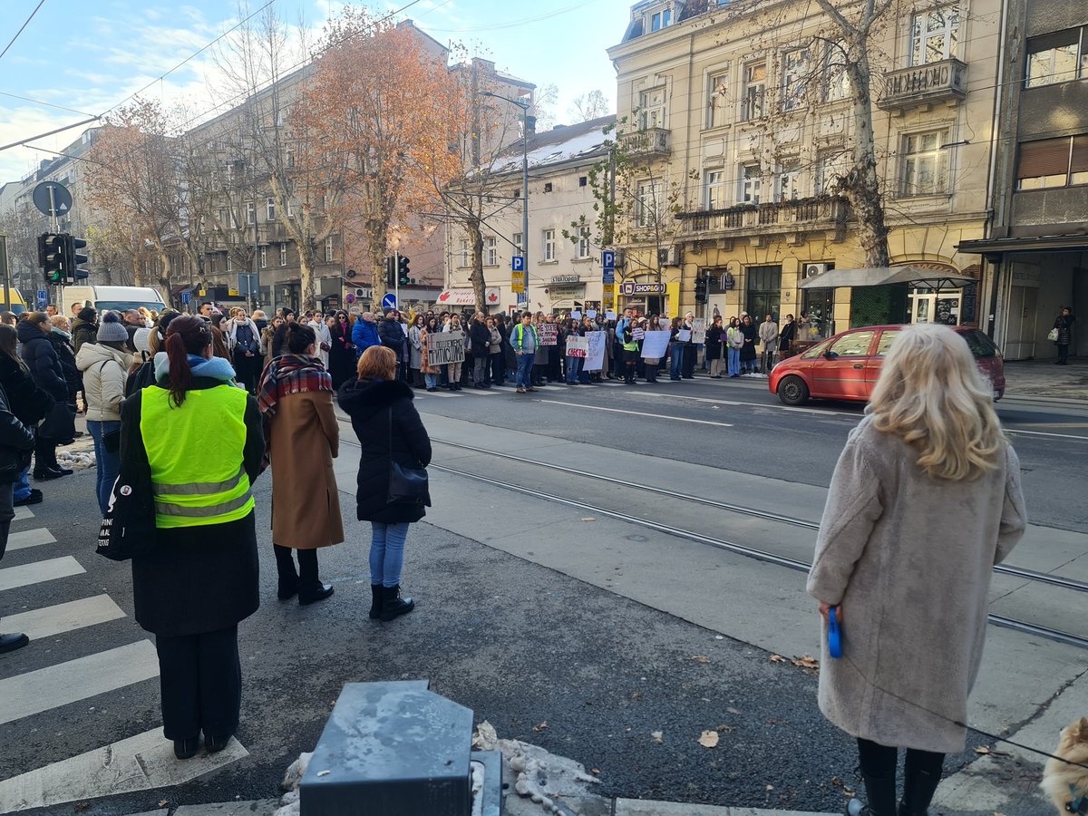 IvMiler's tweet image. Dorćol, 11.52
Red , rad,disciplina i 15-to minutna tišina.
Bravo studenti
