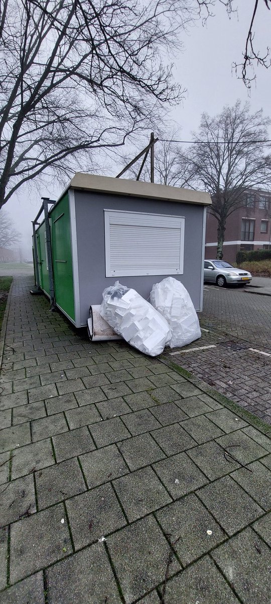 RotterdamJuice's tweet photo. @rotterdam Hier vandaag melding over gemaakt, maar wilde het ook via deze weg delen dat dit afval hier gedumpt is. Meldingsnr is 2024-429399. Dit wilde ik melden omdat als dit er met de jaarwisseling nog steeds staat er een groot risico is dat jongeren er vuurwerk op gaan gooien. https://t.co/iaxM5PP75L