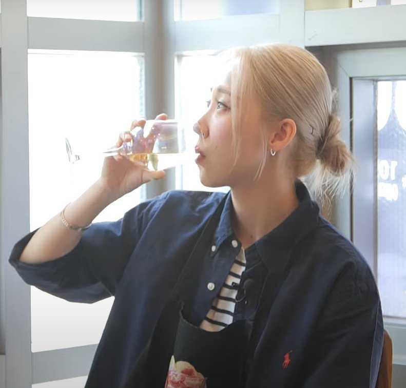 record_byul's tweet photo. 240627 🍷 #문별 #moonbyul https://t.co/LLo44xGbEG