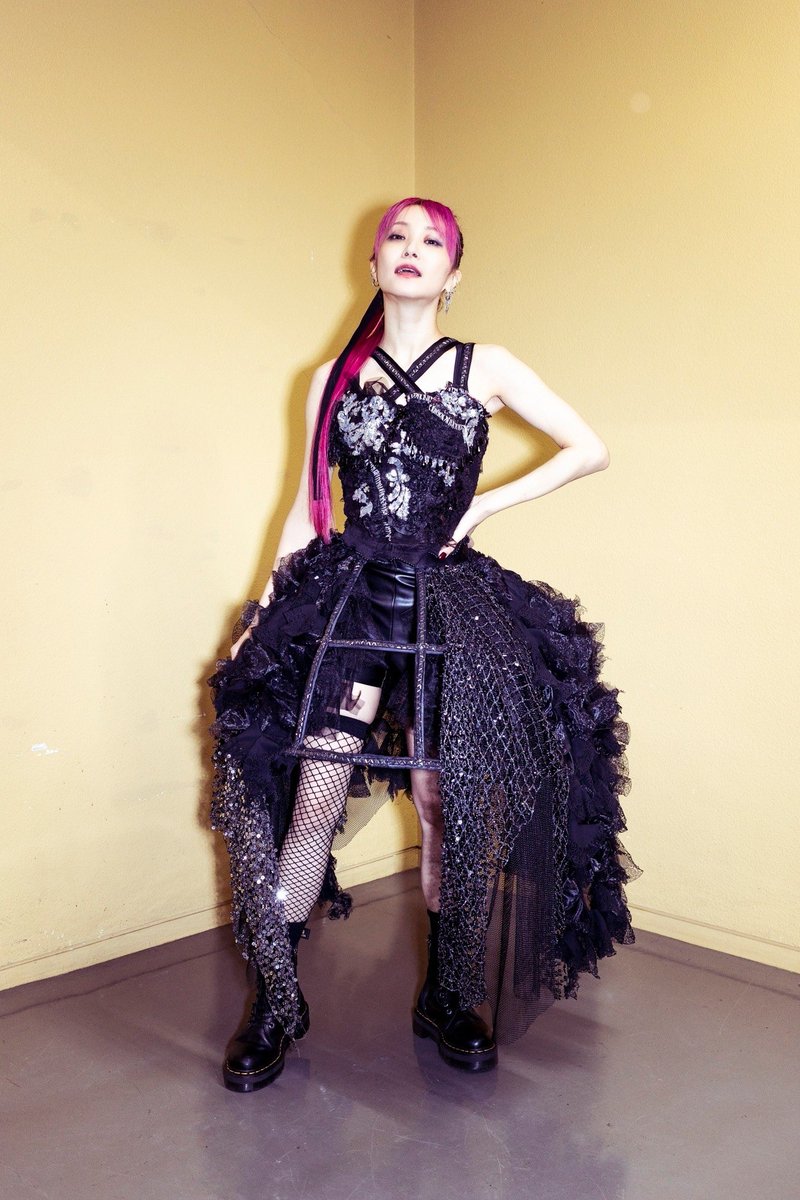 LiSA_OLiVE's tweet image. #LiSAカクテルパーティー　#SWEET⑤ #SOUR ④ #りさふく

SWEETな楽曲や想いや景色、SOURな楽曲や想いや景色
色んな色が混ざり合って、黒になる。
ブラックボックス⬛︎🐦‍⬛
全てをうたに。うたうたびに心と向き合う。魂の歌。…