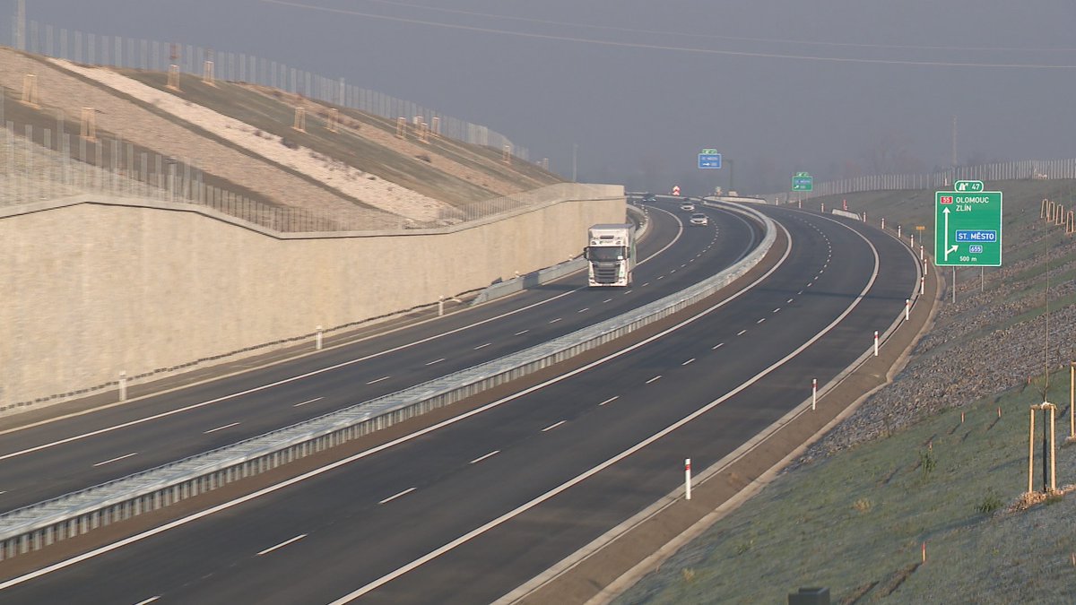 Týden po otevření jednadvaceti kilometrů dálnice D55 se dopravou zatíženým obcím na Uherskohradišťsku ulevilo. Shodují se na tom tamní obyvatelé a politici. Zatím jezdí po novém asfaltu auta bezplatně, od Nového roku ale jen s dálniční známkou. #doprava